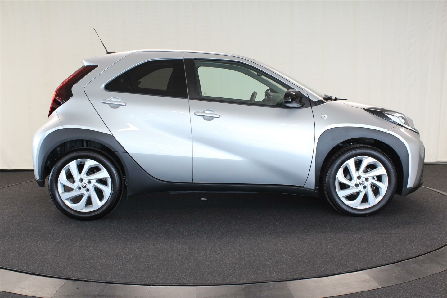 Toyota-Aygo X-4